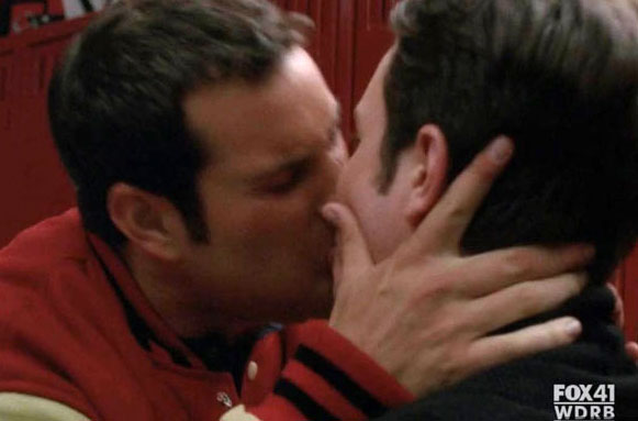 matthew morrison gay kiss. bully kisses him.